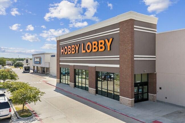 More details for REO Sale | Cash-Flowing Retail Center – Retail for Auction, Hurst, TX